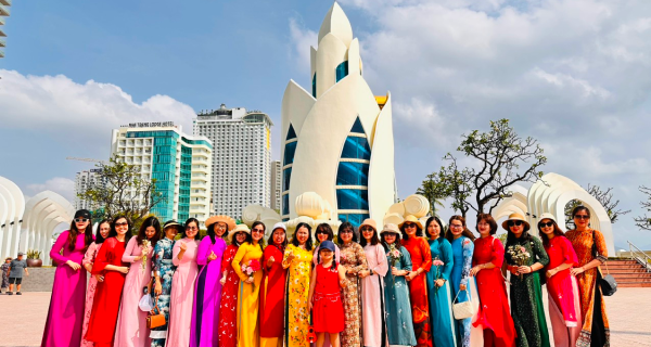 Nhìn lại chương trình chào mừng 8/3: “Chị đẹp HODECO Đạp gió rẽ sóng”
