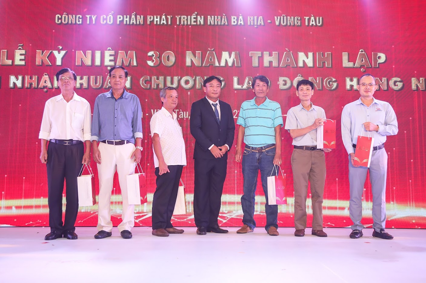 Le ky niem 30 nam – 9