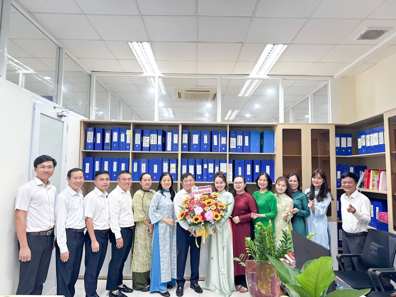Ban lãnh đạo HODECO, Công đoàn tặng hoa chúc mừng CB-CNV nữ nhân ngày 8/3